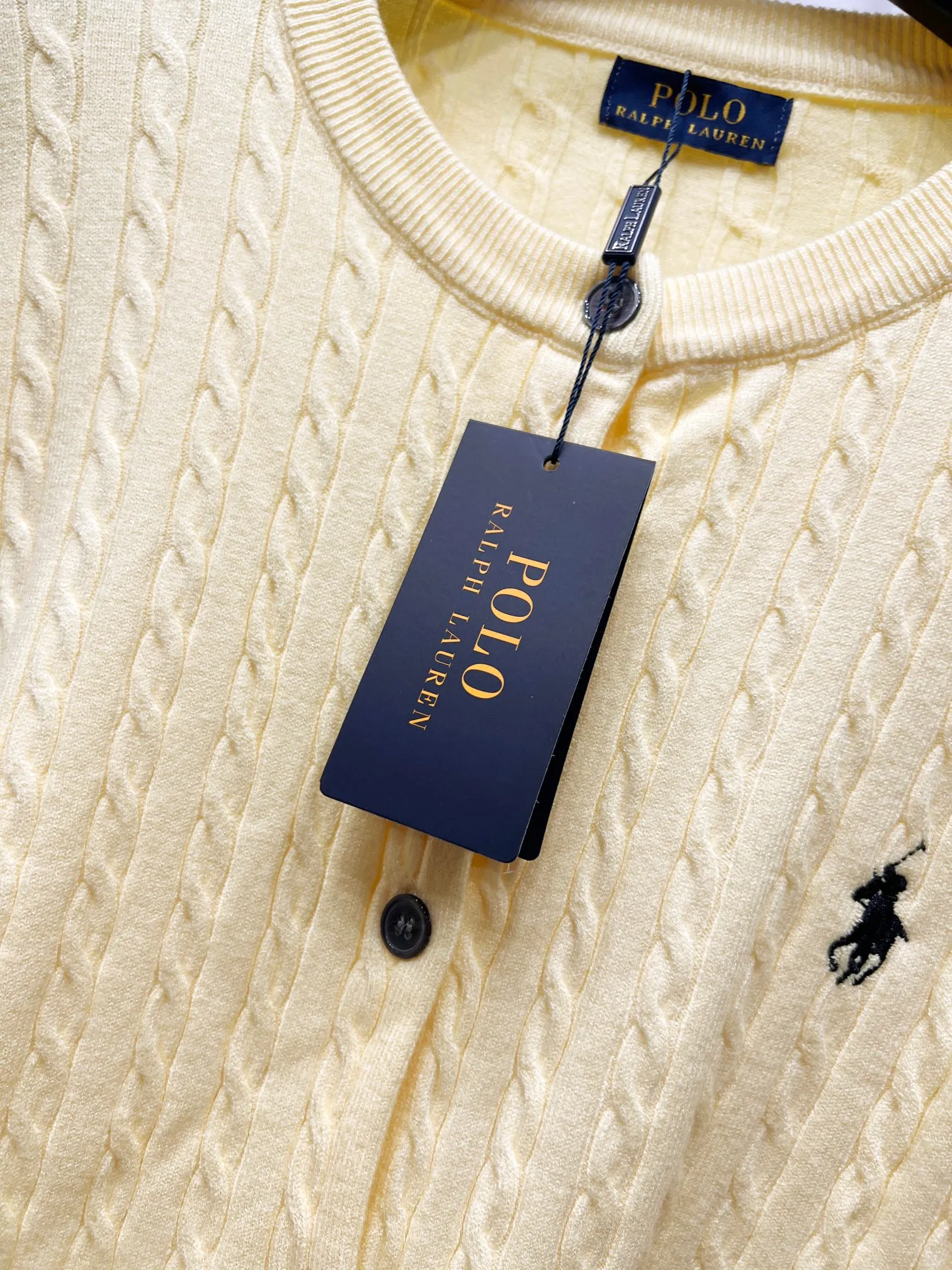 P180 Style number: (Q058) Ralph Lauren classic round neck solid color pony embroidered logo knitted cardigan long sleeves Ralph Lauren classic basic versatile twist knitted cardigan long sleeves Main supply platform live broadcast Wholesale entities Replenish when out of stock Not removed from the shelves Quality 1:1 version Complete three labels Correct version of pony logo Imported quality cotton yarn Focus on high-end Cost-effective Good quality Needless to say Zhao Lusi's same style is really amazing. It's so sweet. I'm so pretty. This cardigan is really good-looking. The upper body is simple and easy to wear. It's a must-have for goddess ootd. Good-looking clothes are never picky. A must-have in the wardrobe of goddesses. Size: S-XL. Color: black, apricot, gray, navy blue, red, white.